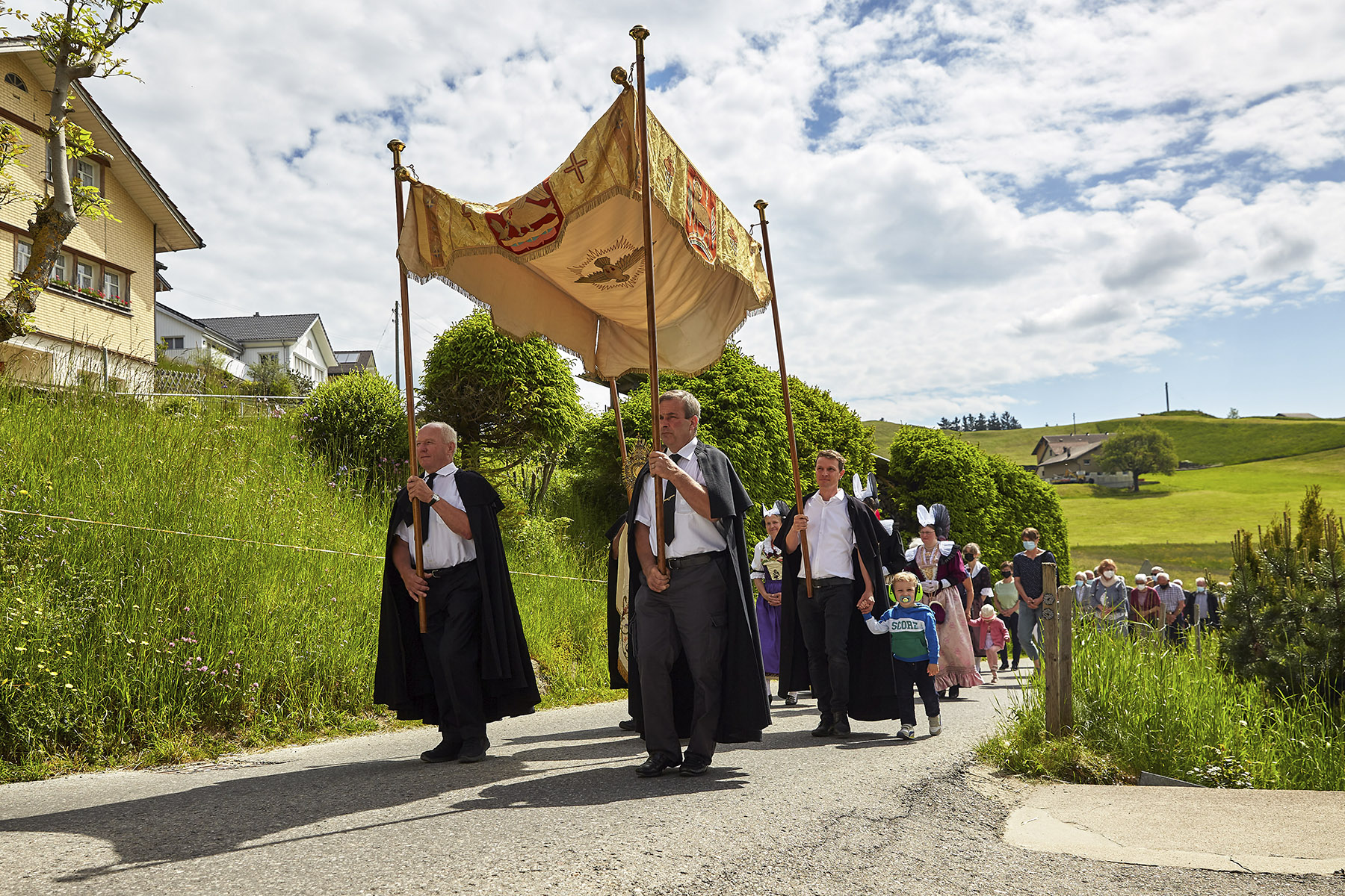 Messfeier Fronleichnam Prozession Schlatt Appenzell Trachten