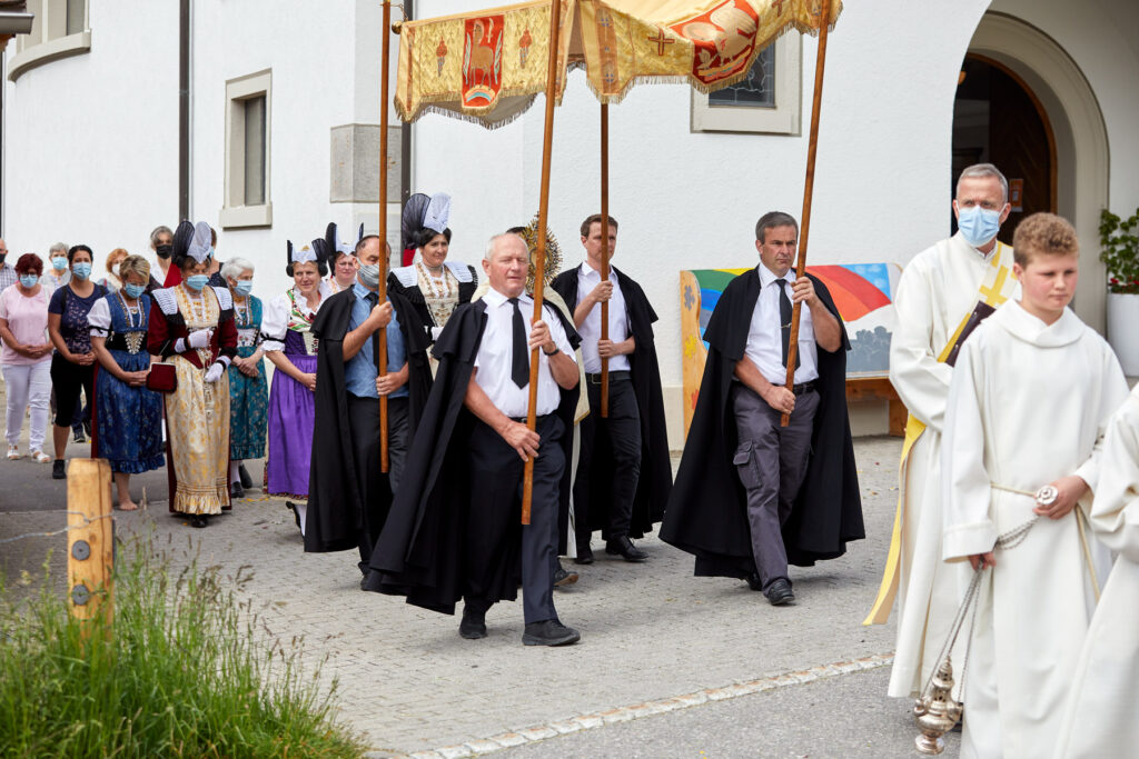 Messfeier Fronleichnam Prozession Schlatt Appenzell Trachten