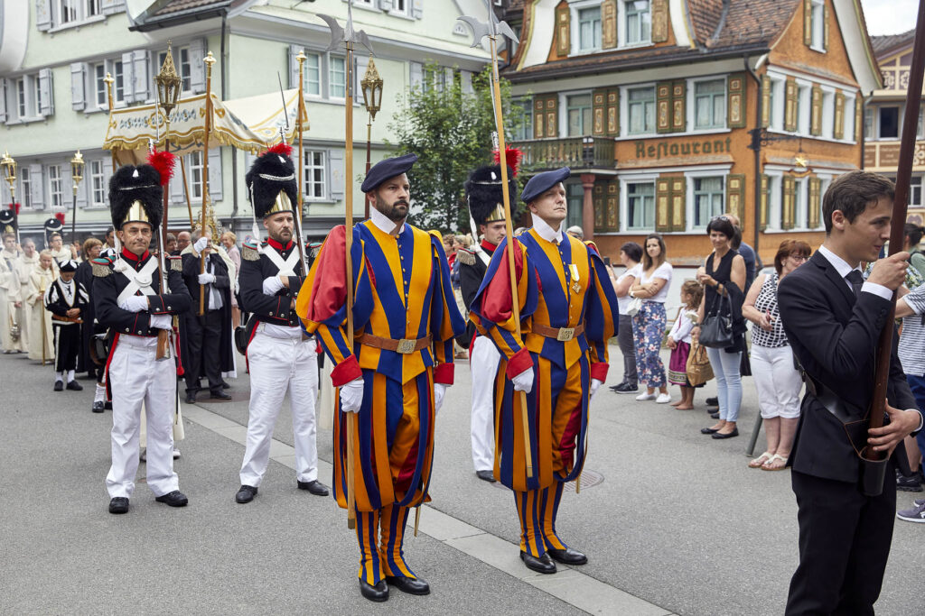 Fronleichnam Prozession Kirche Katholisch Festtag Tracht Tradition Schweizergarde